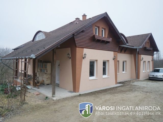 Erdei környezetben új építésű családi ház nagy telken