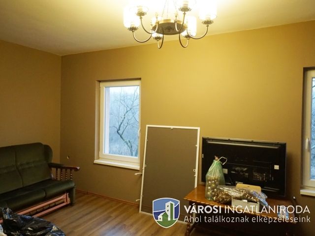 Erdei környezetben új építésű családi ház nagy telken