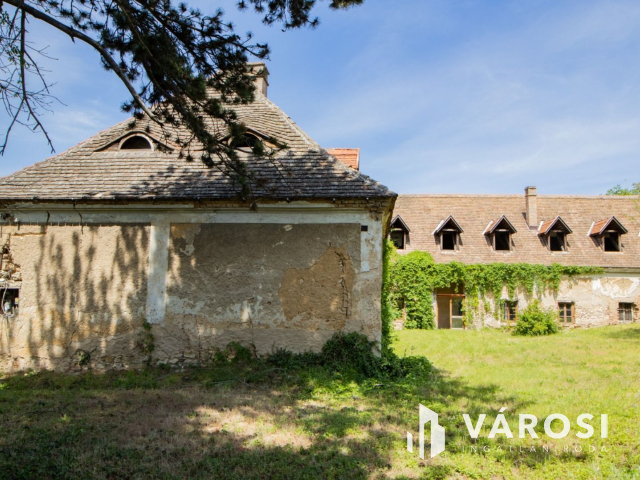 Részben felújított nemesi kúria, udvarház!