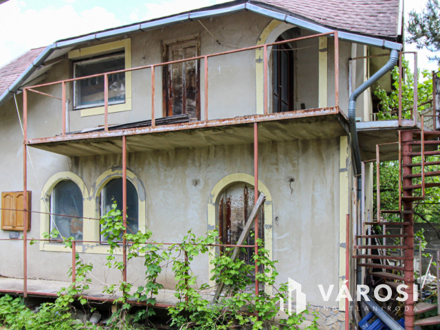 Megosztható telek, két családi házzal Únyon