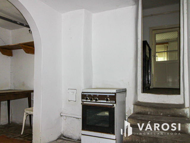 Megosztható telek, két családi házzal Únyon