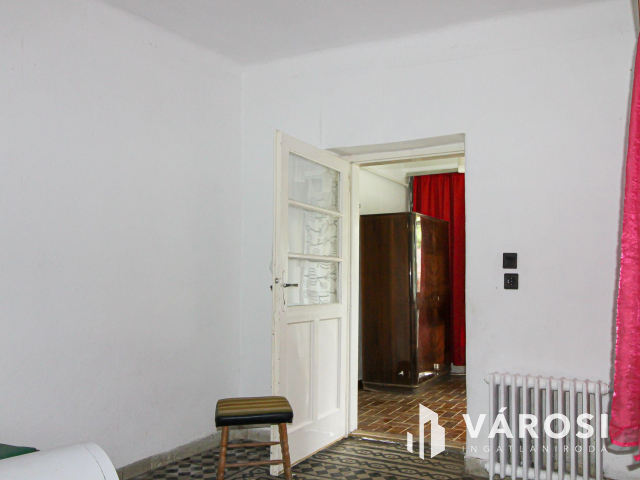 Megosztható telek, két családi házzal Únyon