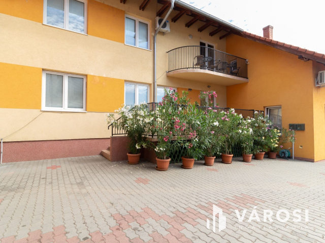 Eladó 6 lakásos családi ház Siófokon