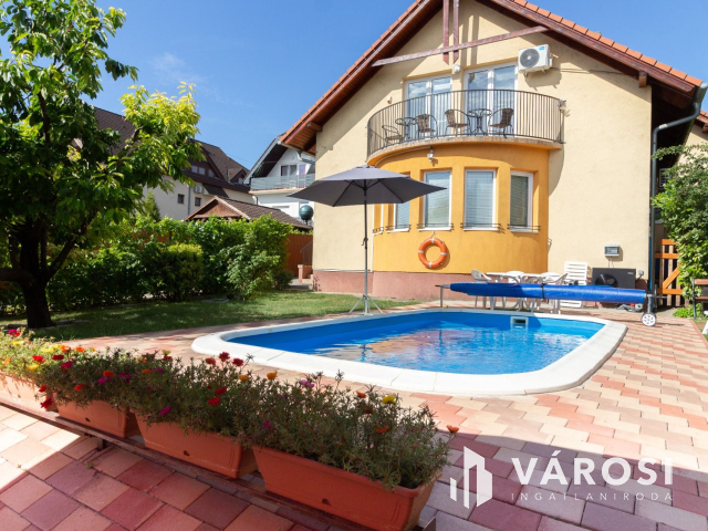 Eladó 6 lakásos családi ház Siófokon