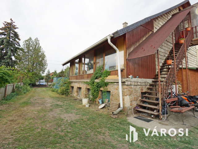 Két lakásos családi ház teljes szuterénnel eladó