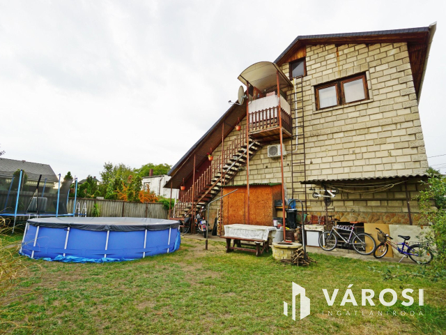 Két lakásos családi ház teljes szuterénnel eladó