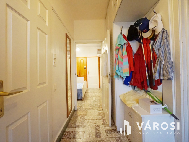 Két lakásos családi ház teljes szuterénnel eladó