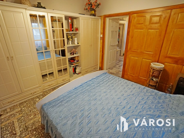 Két lakásos családi ház teljes szuterénnel eladó