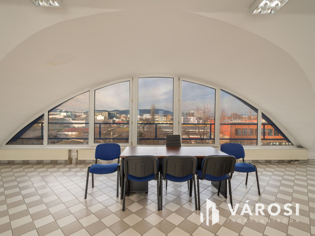 Budai hegyekre panorámás iroda