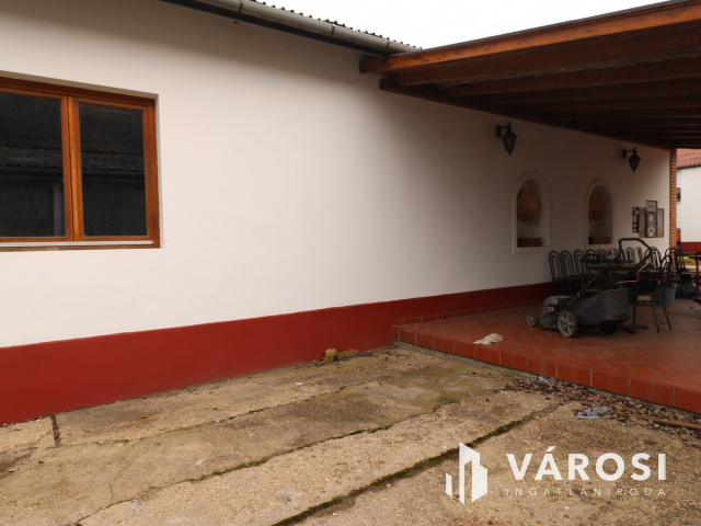 Ipari ingatlan a 47-es főút mellett