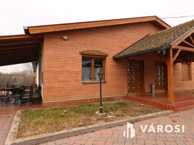 Ipari ingatlan a 47-es főút mellett