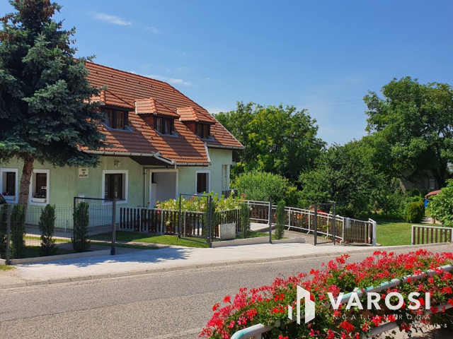 Csopakon, patakparti nívós ingatlan eladó!