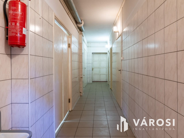 Két szintes családi ház étteremmel, lakás beszámítással