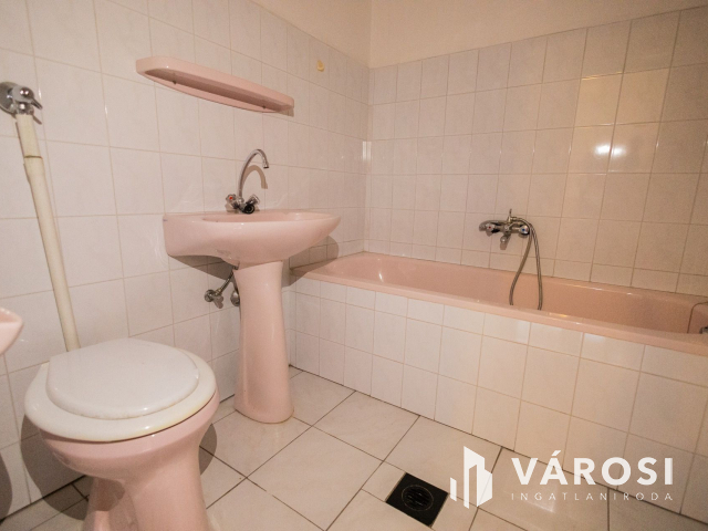 Jó lokáció, sok szoba, nagy telek