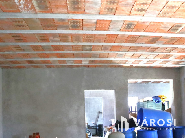 Két lakóingatlan a város peremén, értékes ipari területen