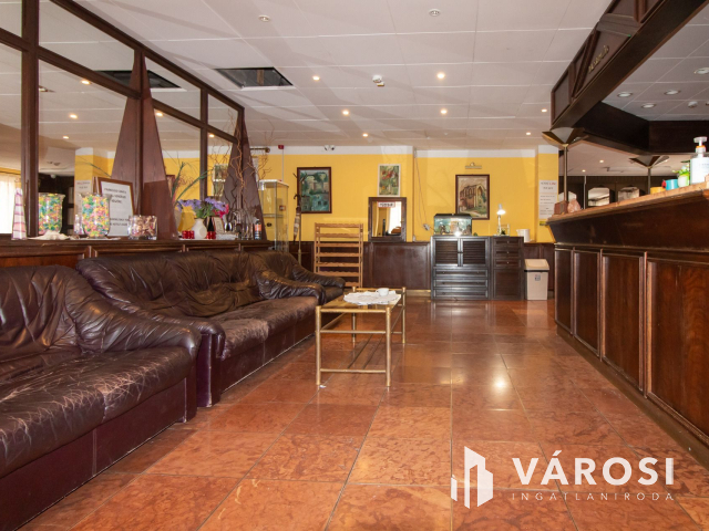 Komárom központi részén Hotel eladó