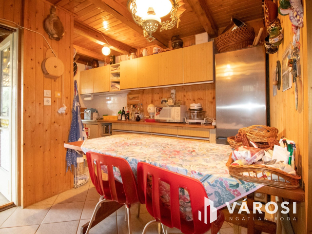 Közművesített vízparti nyaraló központi helyen!