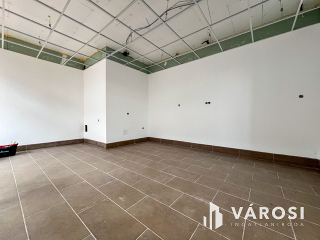 A megújult piac területén, földszinti üzlethelyiség eladó!