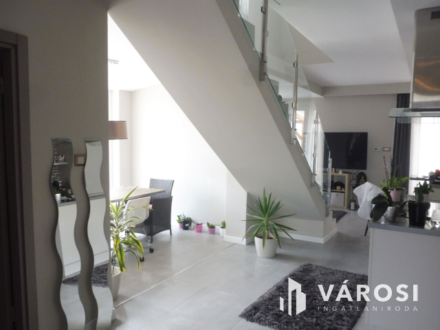 Újszegedi N+4 szobás ház medencével eladó!