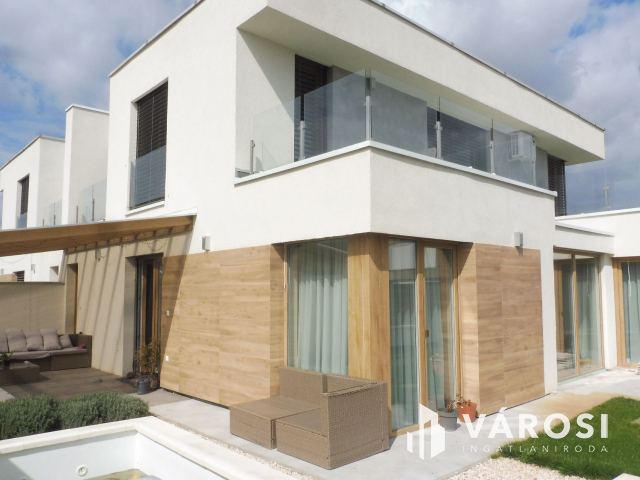 Újszegedi N+4 szobás ház medencével eladó!