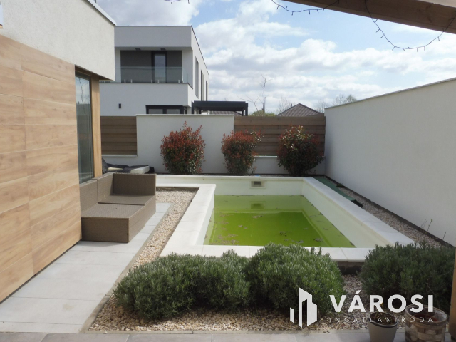 Újszegedi N+4 szobás ház medencével eladó!