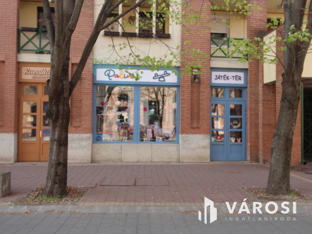 Három üzlethelyiség Szentes központjában