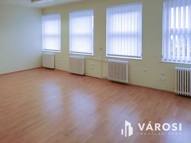 Telephely irodaházzal, 180 m2-es üzlettel és parkolókkal