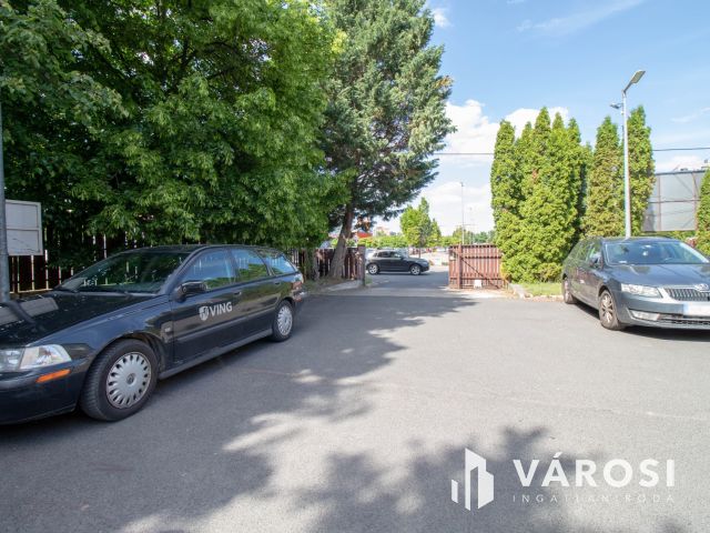 Telephely irodaházzal, 180 m2-es üzlettel és parkolókkal