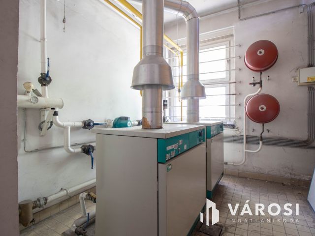 Telephely irodaházzal, 180 m2-es üzlettel és parkolókkal