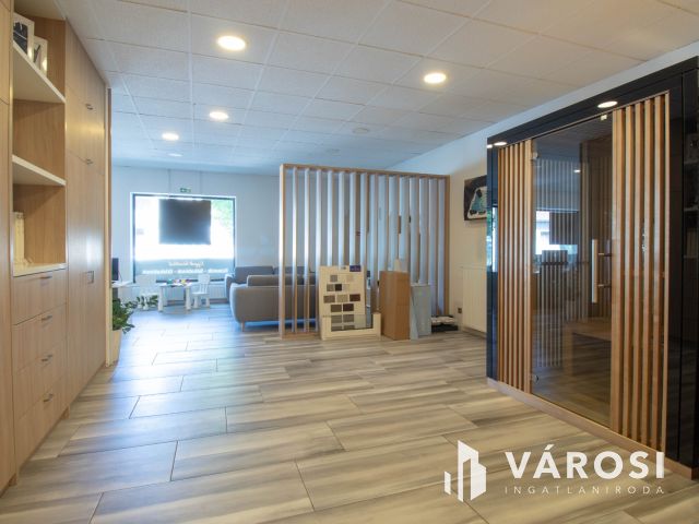 Igényesen felújított, utcai bejáratú, 178 m2-es iroda eladó