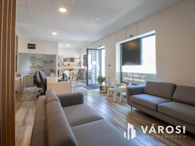 Igényesen felújított, utcai bejáratú, 178 m2-es iroda eladó