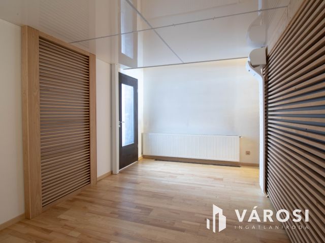 Igényesen felújított, utcai bejáratú, 178 m2-es iroda eladó