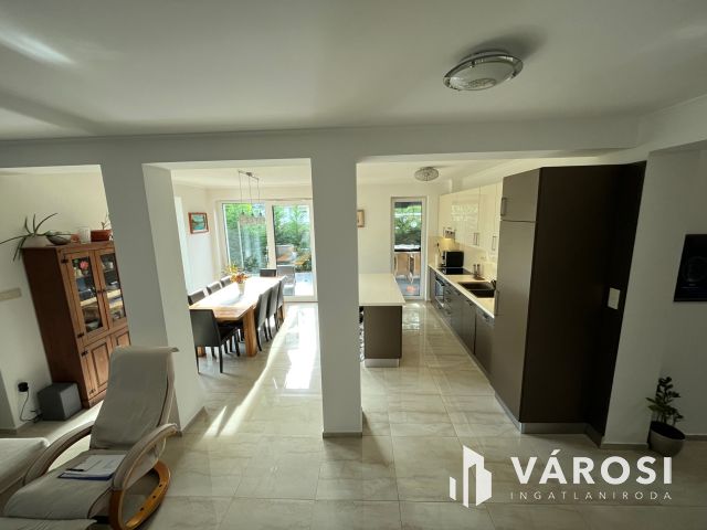 Debrecen Kertvárosi Lakóparkban Igényes Szép Ház