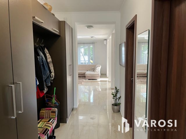 Debrecen Kertvárosi Lakóparkban Igényes Szép Ház