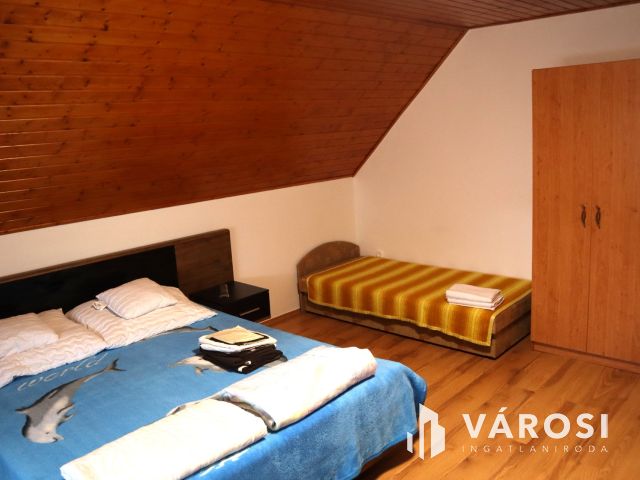 4 apartmanos családi ház eladó Sóstón