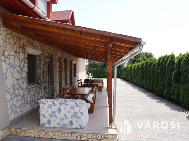 4 apartmanos családi ház eladó Sóstón