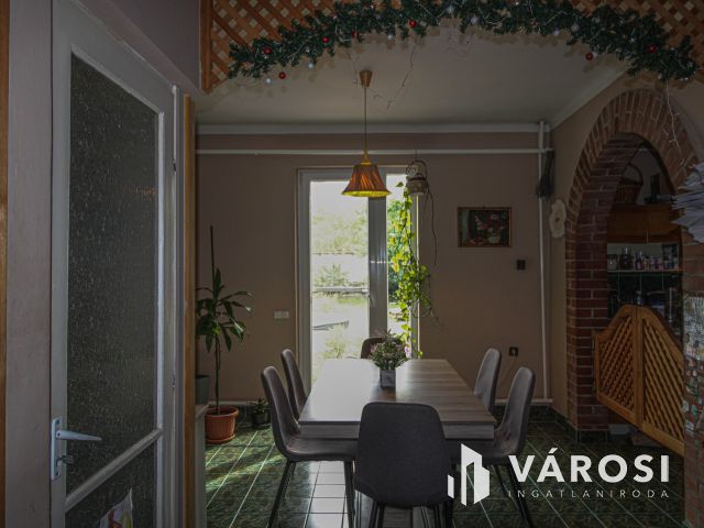 Két generációs négyszintes családi ház Jaminában