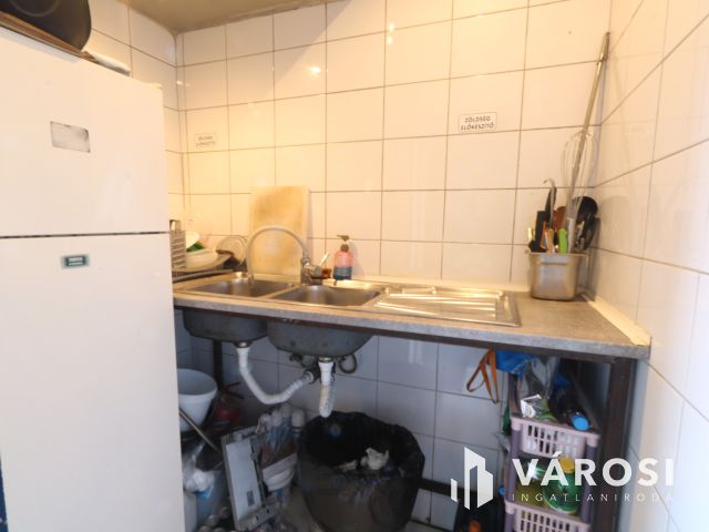 Mars téren Gyros-os bűfé, eladó.