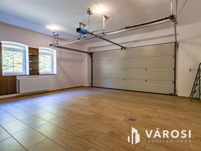 Medencés ház Gödön, 200 méterre a Dunától