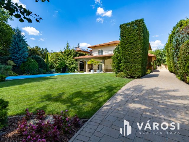 Medencés ház Gödön, 200 méterre a Dunától