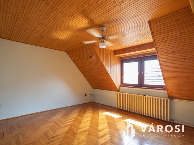 Jó szerkezetű kétgenerációs ház a Fürdőövezetben