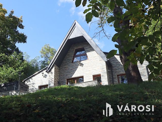 Mátrai kis faluban intim házikó eladó!