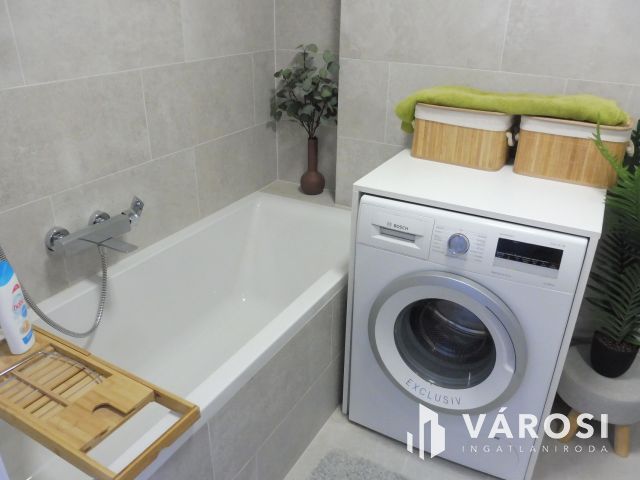 Újszeged legkedveltebb utcájában,minőségi szép lakás eladó.