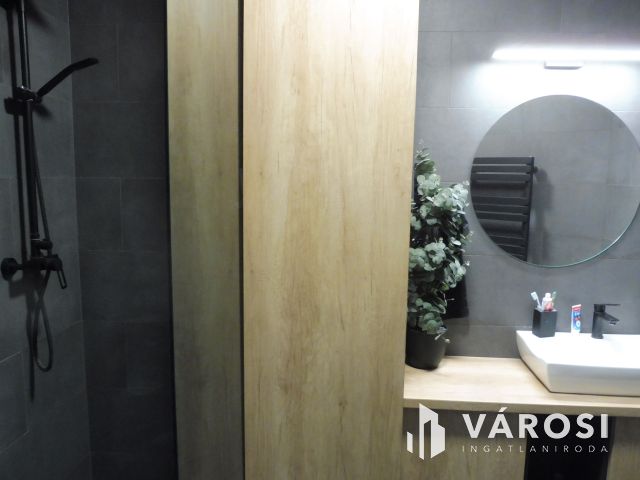 Újszeged legkedveltebb utcájában,minőségi szép lakás eladó.