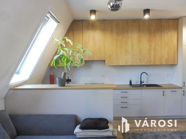 Újszeged legkedveltebb utcájában,minőségi szép lakás eladó.