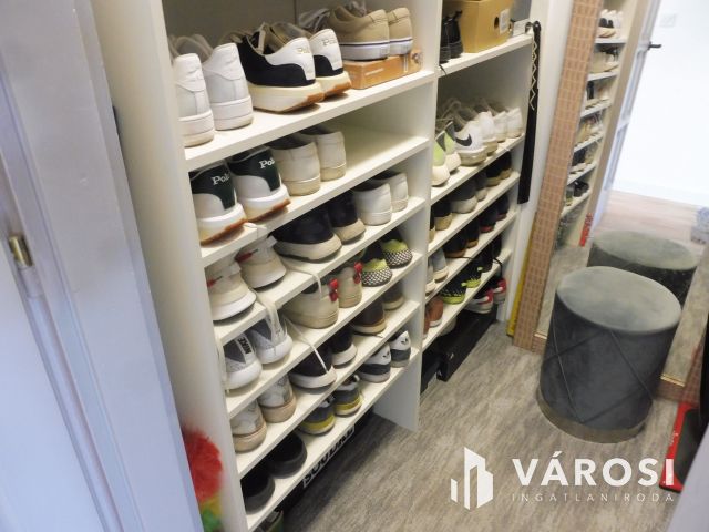 Újszeged legkedveltebb utcájában,minőségi szép lakás eladó.