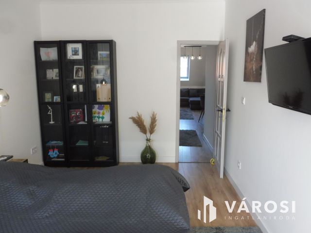 Újszeged legkedveltebb utcájában,minőségi szép lakás eladó.