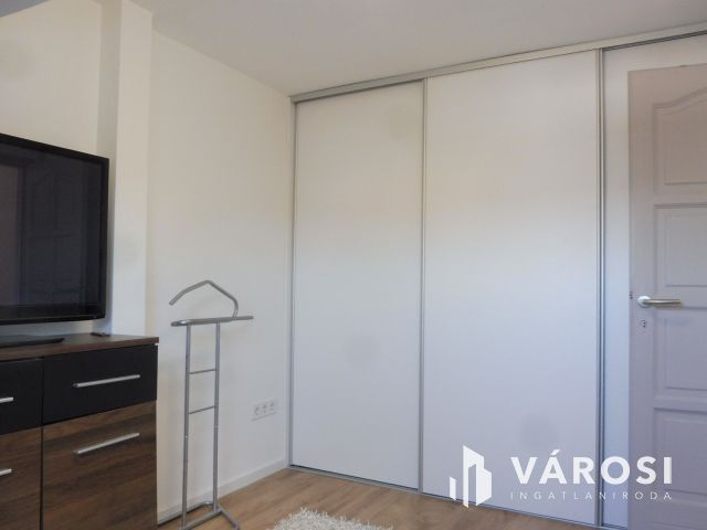 Újszeged legkedveltebb utcájában,minőségi szép lakás eladó.