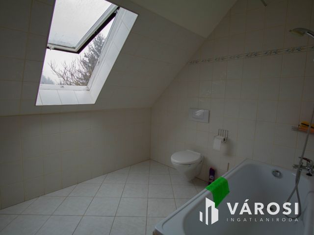 Lentihez közel, kiváló lehetőséggel rendelkező ház eladó!