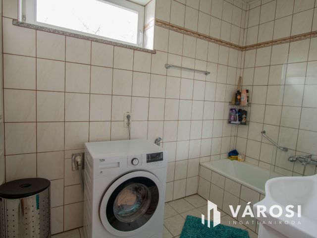 Lentihez közel, kiváló lehetőséggel rendelkező ház eladó!